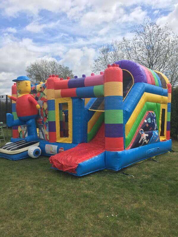 Piepūšamā atrakcija lego pils